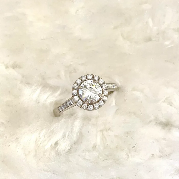 Håndlavet diamant halo ring i 18kt hvidguld med 0,70ct Tio Wesselton/VVS omkranset af 26 Top Wesselton/VS 1,09ct