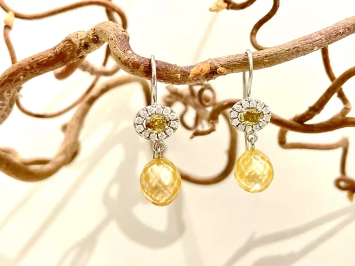 Håndlavede halo perleøreringe i 14kt hvidguld prydet med 2 oval fancy yellow diamanter i alt 0,60ct