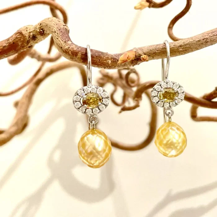 Håndlavede halo perleøreringe i 14kt hvidguld prydet med 2 oval fancy yellow diamanter i alt 0,60ct