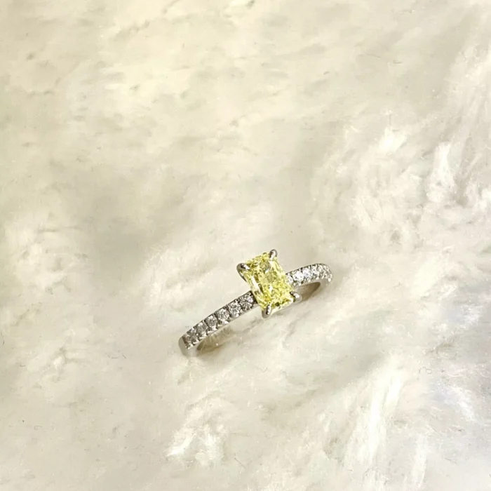 Håndlavet yellow diamant solitaire ring i 14kt hvidguld med 1ct Fancy Intens Yellow Diamant samt 14 Top Wesselton/VS brillanter